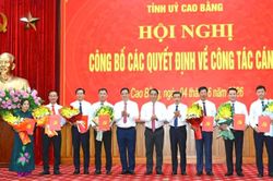 Cao Bằng c&ocirc;ng bố c&aacute;c quyết định về c&ocirc;ng t&aacute;c c&aacute;n bộ
