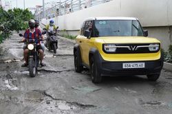 Cầu 800 tỷ thông xe hơn 2 năm, đường gom trăm mét vẫn lầy lội
