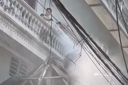 Clip g&acirc;y x&ocirc;n xao: Người thợ tr&ecirc;n m&aacute;i nh&agrave; bị xịt nước từ tầng cao, c&ocirc;ng an v&agrave;o cuộc