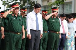 Đoàn đại biểu TPHCM, Bộ Quốc phòng dâng hoa tưởng nhớ Chủ tịch Hồ Chí Minh
