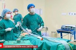 Khối u buồng trứng hoại tử trong cơ thể c&ocirc; g&aacute;i 1,2 tạ