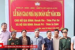 X&atilde; Ia Hr&uacute; b&agrave;n giao nh&agrave; 'Đại đo&agrave;n kết' cho hộ ngh&egrave;o