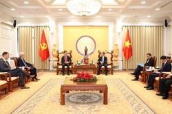 Ch&aacute;nh &aacute;n Nguyễn Văn Quảng tiếp Đại sứ Li&ecirc;n minh ch&acirc;u &Acirc;u