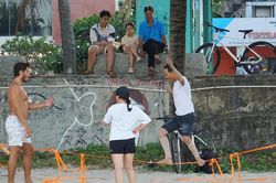 Người đàn ông đi trên sợi dây nhỏ ở bãi biển Đà Nẵng, du khách hào hứng thử sức
