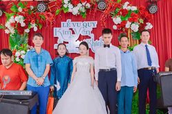 Mẹ dắt tay con gái khiếm thị vào lễ đường ở Nghệ An, nhiều người rơi nước mắt