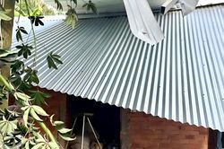 Giông lốc làm sập gian bếp, 3 mẹ con chạy thoát trong gang tấc ở TPHCM