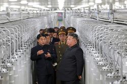 Ông Kim Jong Un thị sát nhà máy hạt nhân mới của Triều Tiên