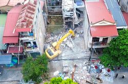 Buộc phải phá dỡ 2 ngôi nhà sau sự cố đào móng công trình ở giữa
