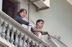 Công an xác minh vụ người đàn ông Hà Nội xịt nước vào thợ đang làm việc trên cao