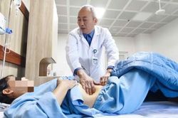 Táo bón suốt gần 1 năm, người phụ nữ phát hiện khối polyp 'khủng' trong trực tràng