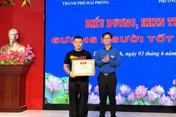 Hải Phòng tặng bằng khen cho nam thanh niên dùng bình cứu hỏa cứu người