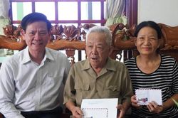 Trình Chủ tịch nước tặng quà cho người có công nhân dịp 79 năm ngày Thương binh-Liệt sỹ