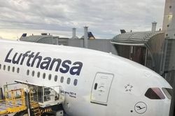 Đức: Máy bay Boeing 787 của Lufthansa sập càng khiến một số người bị thương
