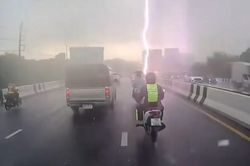 Sét đánh trúng người đi xe máy trong cơn mưa lớn
