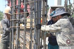 Nắng như đổ lửa, c&ocirc;ng nh&acirc;n vẫn b&aacute;m trụ giữa đại c&ocirc;ng trường