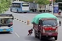 Bé gái 9 tuổi bất ngờ lao qua đường, va trúng đầu xe tải