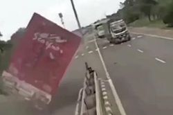 Xe máy cắt ngang bất ngờ, xe tải đánh lái tránh va chạm rồi lật nghiêng giữa đường