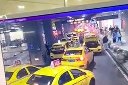 Taxi bất ngờ tăng tốc, lao thẳng lên vỉa hè, húc nhiều người đi bộ