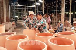 Ngành gạch gốm Vĩnh Long gặp khó vì khan hiếm nguyên liệu đất sét