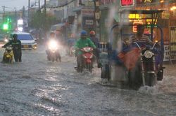 Mưa dông mạnh bất ngờ quay trở lại, khu vực nào sẽ chịu ảnh hưởng nặng nhất?