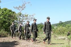 Giữ rừng m&ugrave;a nắng n&oacute;ng