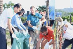 Phát động ra quân làm sạch bãi biển Đà Nẵng