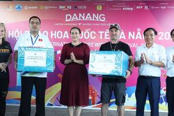 L&atilde;nh đạo th&agrave;nh phố Đ&agrave; Nẵng động vi&ecirc;n hai đội ph&aacute;o hoa Việt Nam v&agrave; Ph&aacute;p