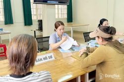 Lo rớt lớp 10 trường công, phụ huynh 'giữ chỗ' học cho con ở trường tư thục
