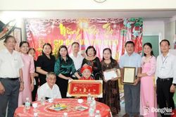 Thăm, tặng qu&agrave; v&agrave; ch&uacute;c thọ người cao tuổi thọ 100 tuổi tại phường Long B&igrave;nh, Trấn Bi&ecirc;n