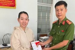 Thanh ni&ecirc;n nhặt được v&agrave;ng trả lại người đ&aacute;nh mất