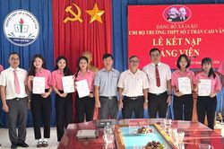 Chi bộ Trường THPT số 2 Trần Cao Vân (xã Ia Ko) kết nạp 7 học sinh vào Đảng