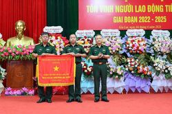 Đoàn Kinh tế - Quốc phòng 72 đón nhận cờ thi đua của Chính phủ