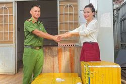 C&ocirc;ng an x&atilde; Chư S&ecirc; b&agrave;n giao t&agrave;i sản bị đ&aacute;nh rơi cho người d&acirc;n