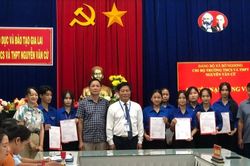 Chi bộ Trường THCS và THPT Nguyễn Văn Cừ kết nạp 9 học sinh vào Đảng