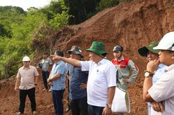 Phó Chủ tịch UBND tỉnh Lê Huyền kiểm tra tiến độ Dự án Đường liên vùng Khánh Sơn - Khánh Vĩnh
