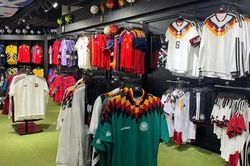 Doanh số bán hàng hóa World Cup bùng nổ: Sưu tầm đồ lưu niệm của các đội bóng trở thành xu hướng mới cho người hâm mộ
