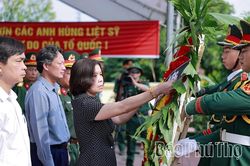 D&acirc;ng hương tưởng niệm c&aacute;c Anh h&ugrave;ng liệt sĩ v&agrave; triển khai lấy mẫu h&agrave;i cốt liệt sĩ chưa x&aacute;c định được th&ocirc;ng tin