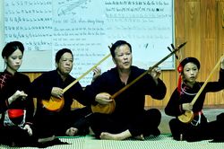 Giữ tiếng T&agrave;y từ 'lớp học tự nguyện'
