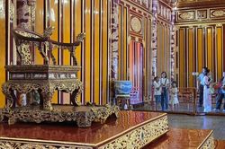 Tái trưng bày Ngai vua Triều Nguyễn sau phục chế tại điện Thái Hòa