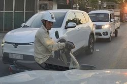 Bất ngờ băng ngang từ góc khuất, người đi xe máy bị ô tô húc ngã