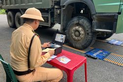 CSGT Tuy&ecirc;n Quang xử nghi&ecirc;m phương tiện lợi dụng phục vụ dự &aacute;n chở qu&aacute; tải