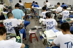 Ph&iacute;a sau những kỳ thi tốt nghiệp THPT căng thẳng nhất ch&acirc;u &Aacute;