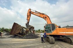 Cưỡng chế, xử l&yacute; 6 bến vật liệu x&acirc;y dựng kh&ocirc;ng ph&eacute;p ven s&ocirc;ng