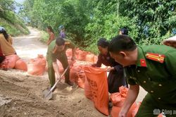 Công an xã Bản Máy cùng người dân xóa mái nhà dột nát