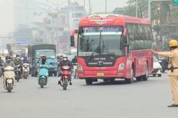 Đề xuất phạt nặng xe chở khách 'trá hình'
