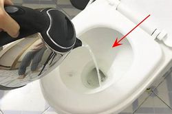 Tại sao bạn n&ecirc;n đổ nước s&ocirc;i v&agrave;o bồn cầu ngay khi nhận ph&ograve;ng kh&aacute;ch sạn? B&iacute; mật kh&ocirc;ng phải ai cũng biết