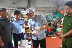 Kiểm tra cơ sở giò, chả, lực lượng chức năng phát hiện gần 100kg hàn the