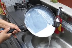 Đừng vội vứt chảo chống d&iacute;nh: Đ&acirc;y l&agrave; 3 mẹo t&acirc;n trang chảo 'cực mượt', tiết kiệm h&agrave;ng trăm ngh&igrave;n đồng