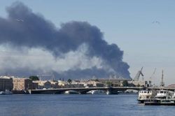 Ukraine tấn c&ocirc;ng ồ ạt kho dầu v&agrave; căn cứ hải qu&acirc;n ở th&agrave;nh phố Nga St Petersburg