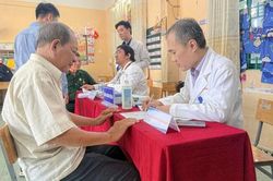 Kh&aacute;m sức khỏe miễn ph&iacute;: Người d&acirc;n cần nắm r&otilde; th&ocirc;ng tin về quyền lợi được hưởng